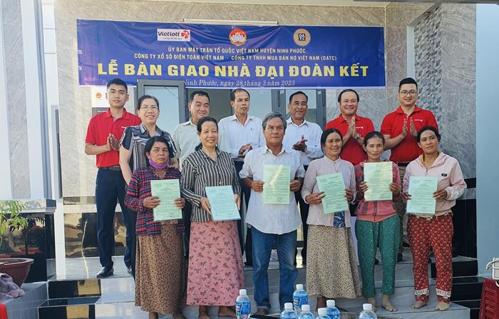 Lãnh đạo Ủy ban MTTQ huyện Ninh Phước và đại diện đơn vị tài trợ trao giấy bàn giao nhà Đại đoàn kết cho các hộ nghèo trên địa bàn xã Phước Hậu
